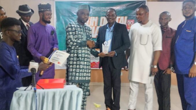 Publisher of SOJ WORLDWIDE ONLINE NEWS, Adesoji Omosebi receives Award of Excellence presented by the Osun State Commissioner of Information and Enlightenment, Oluomo Kolapo Alimi on December 20, 2023.